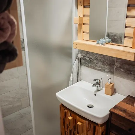 Koca Ob Ribniku Ponikva